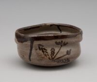 鉄絵蒲公英文沓茶碗